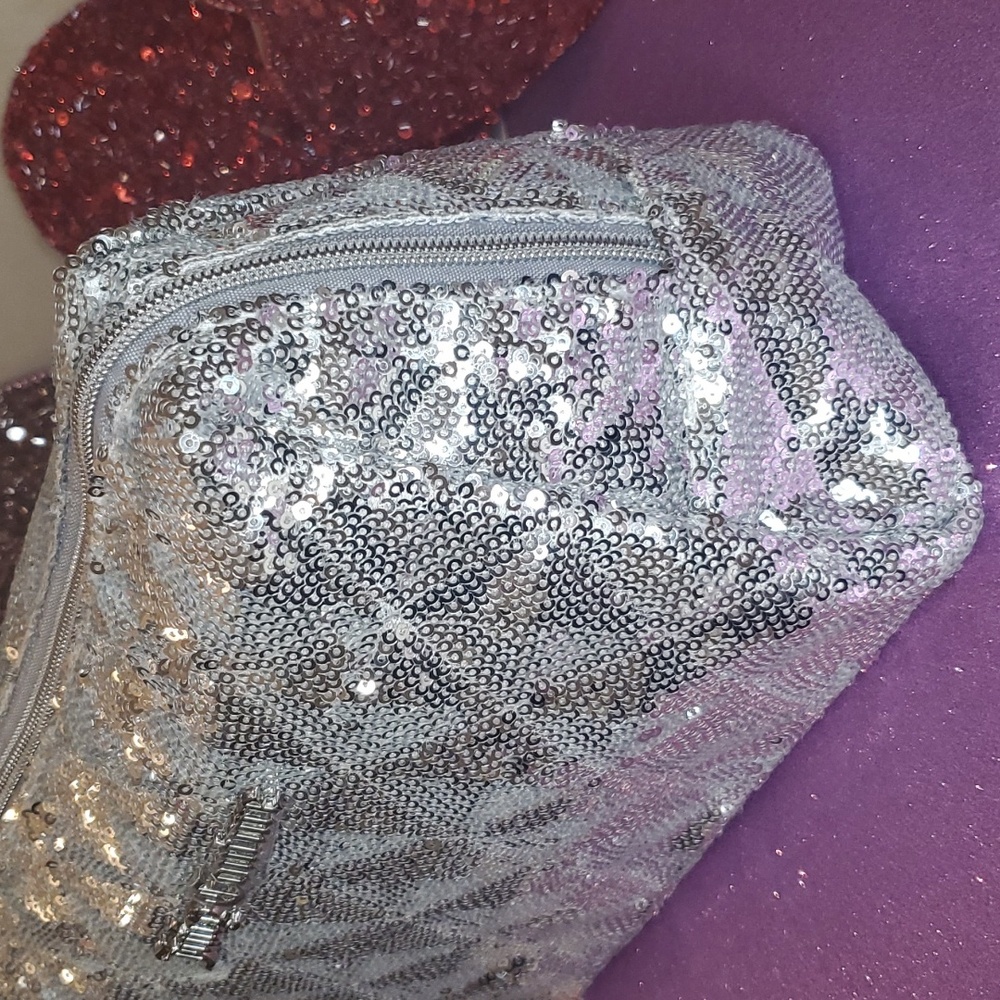 Juicy Couture 💖NWT💖 Silver Sequins Cosmetic Bag!💖💖💖 - Picture 9 of 13